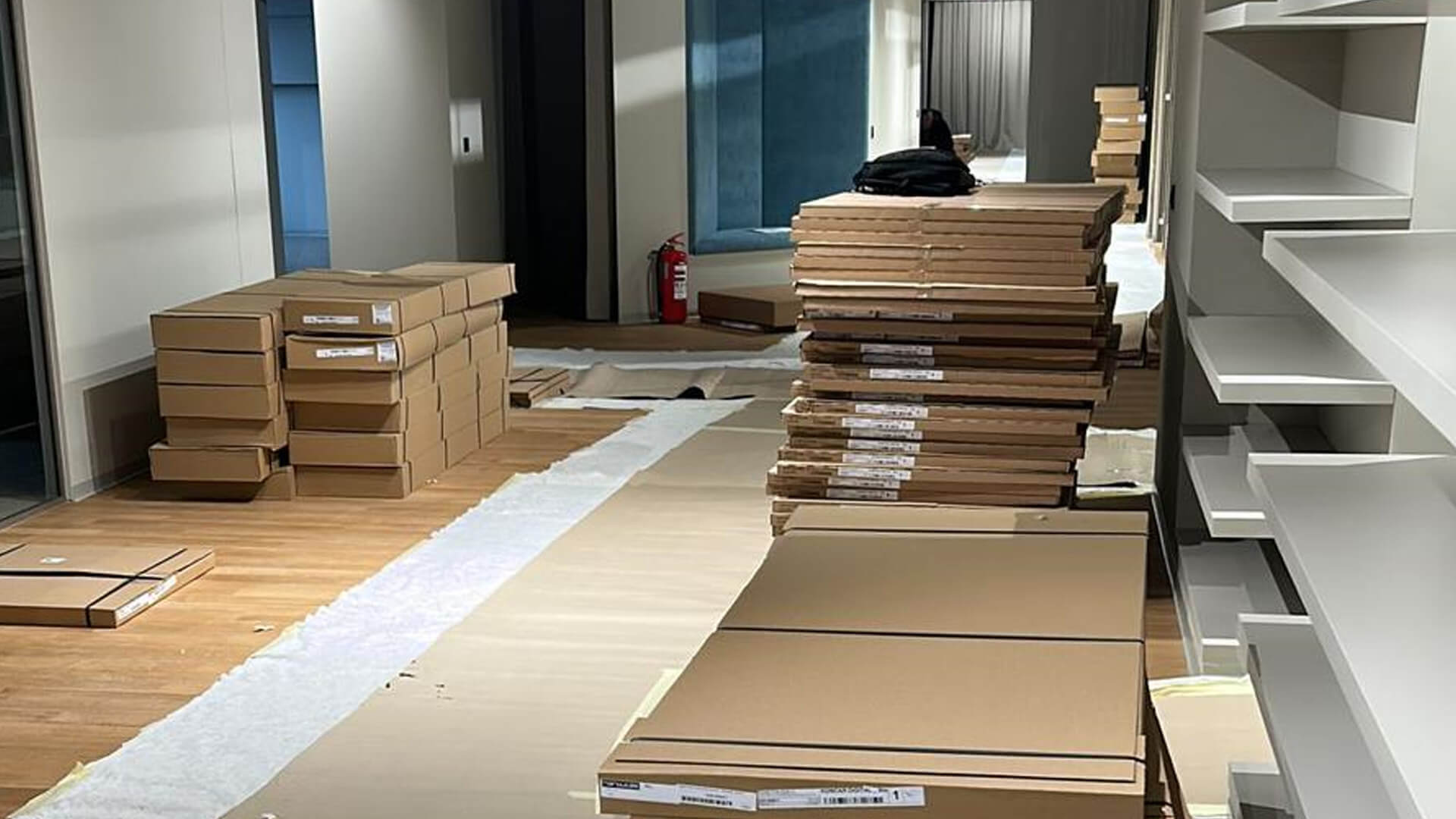 Montaža i priprema ureda - Osoba priprema kutije za dostavu i radi popis inventara