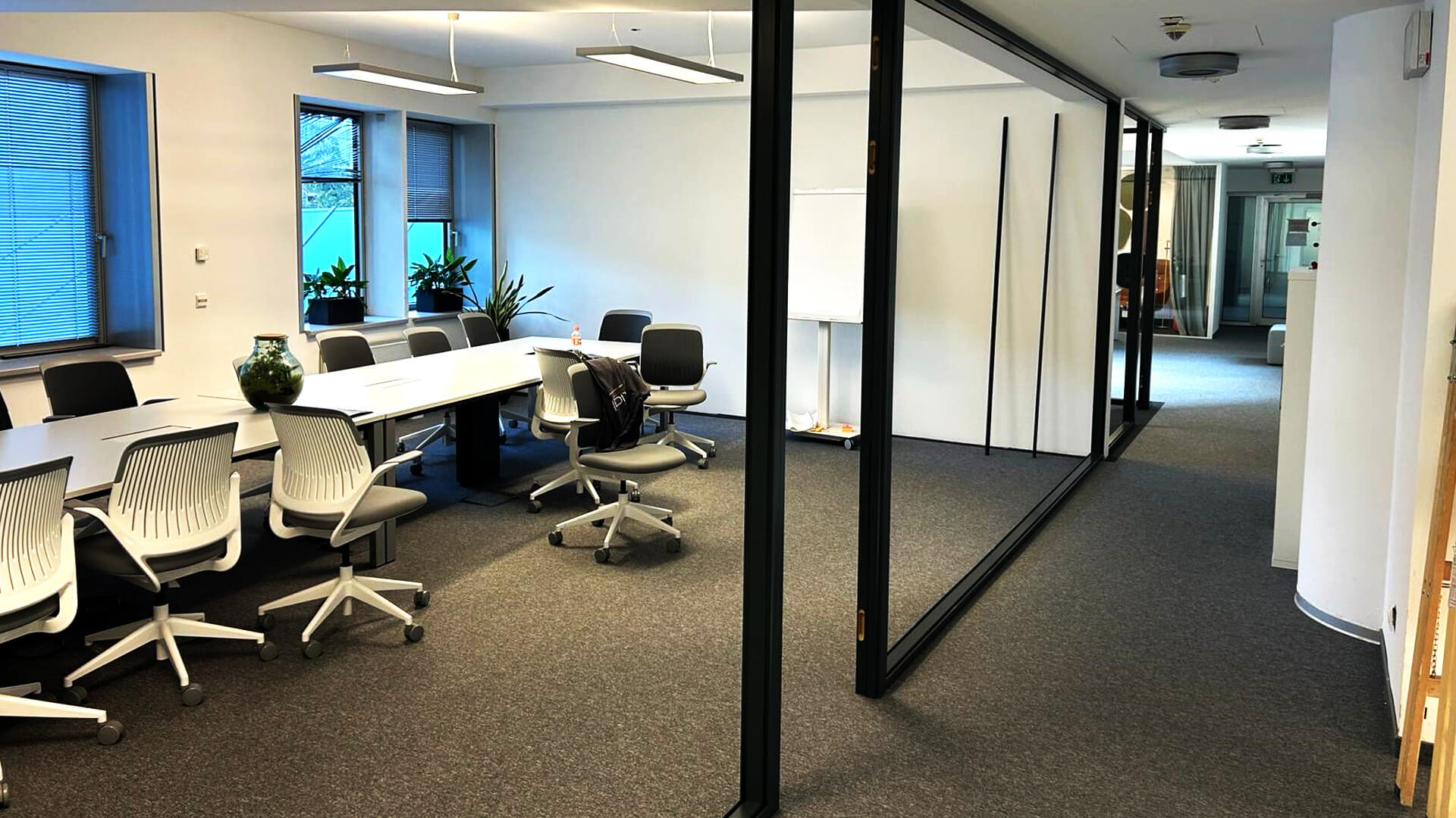 Prikaz montaže ureda s postavljanjem staklenih stijena Montaža ureda i staklenih stijena