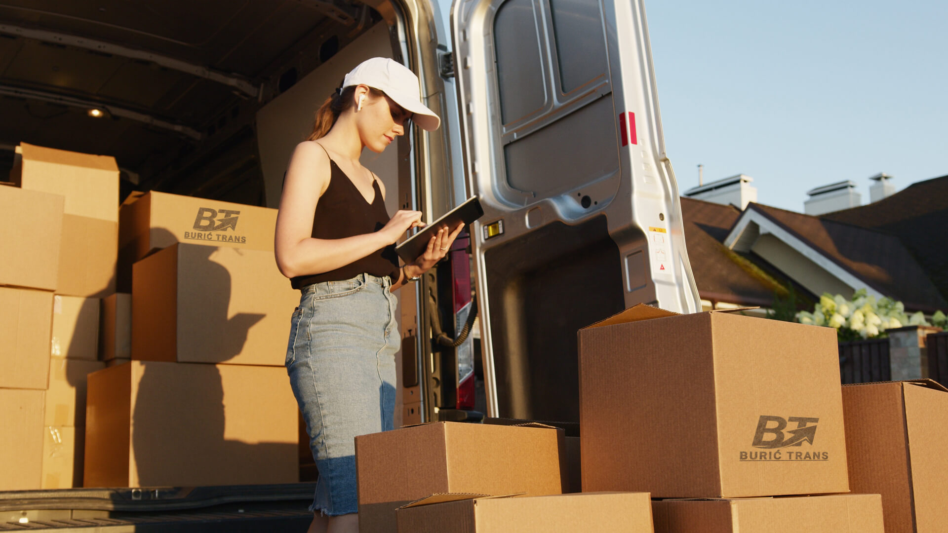 osoba priprema kutije za dostavu i radi popis inventara